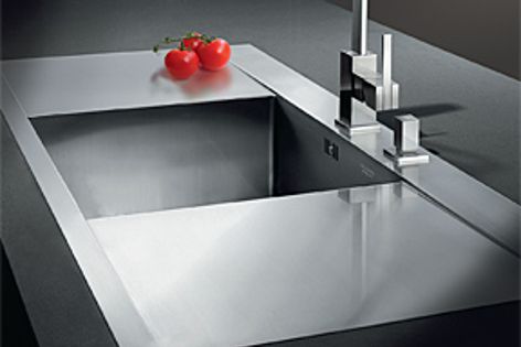 A square sink and flowing drainers are combined in the multifunctional BlancoFlow sink.
