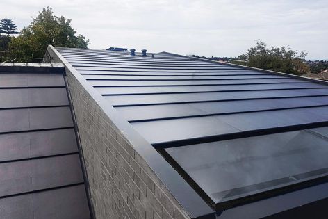 Tractile’s Eclipse roof tile solution, used in this house designed by MODO, combines sleek, low-profile design with integrated solar PV.