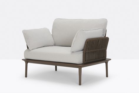 Reva Twist sofas and armchairs feature powdercoated aluminium frames woven with flat rope for a natural appearance. Both the powdercoat and the rope are available in multiple colours.